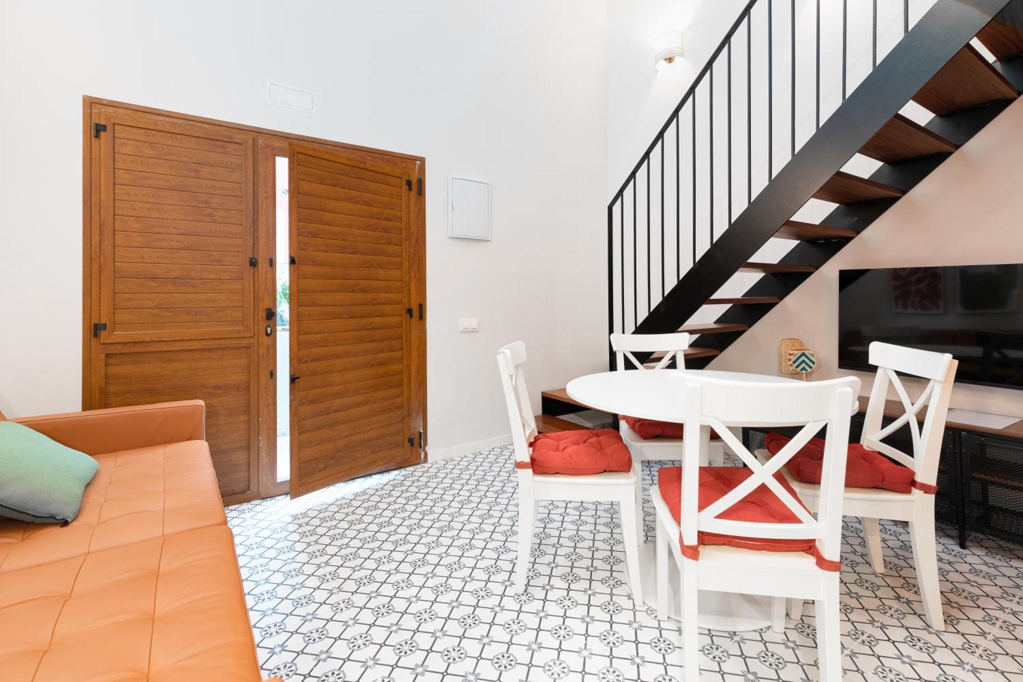 The Little Village Apartments Valencia Exterior photo